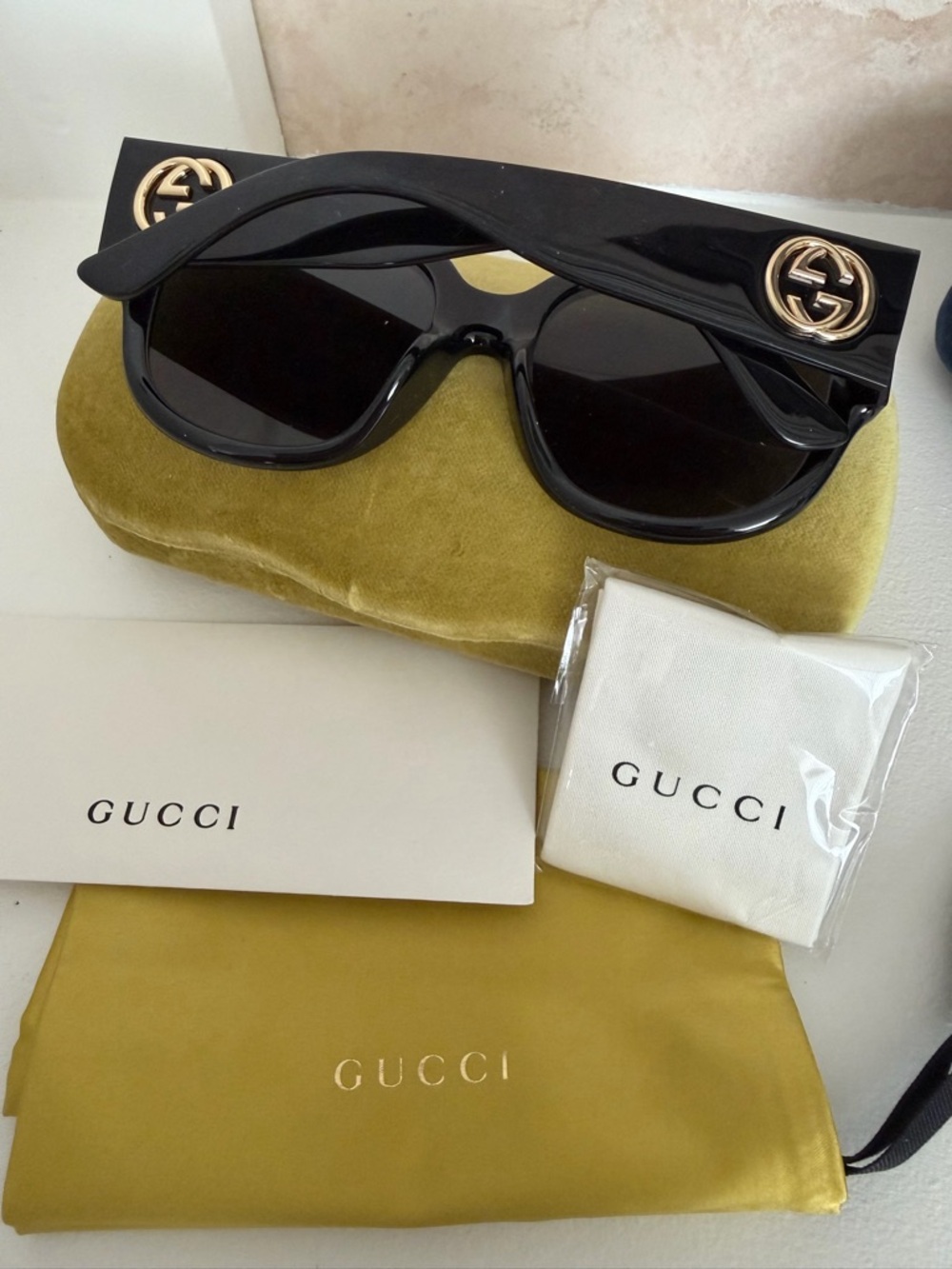 New Gucci Black and Gold Oversized Square Sunglasses. Authentic. GG0142SA - Picture 2 of 10